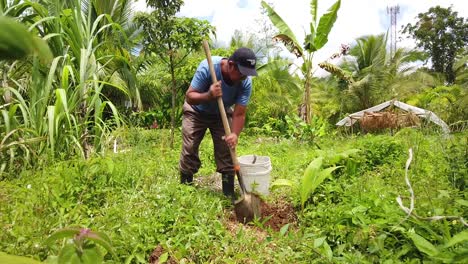 Un-Agricultor-En-El-Trabajo,-Arando-La-Tierra-A-Mano-Con-Una-Pala