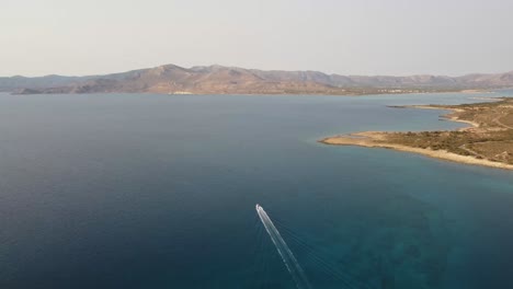barco de pesca navegando a lo lejos, mientras el dron sigue