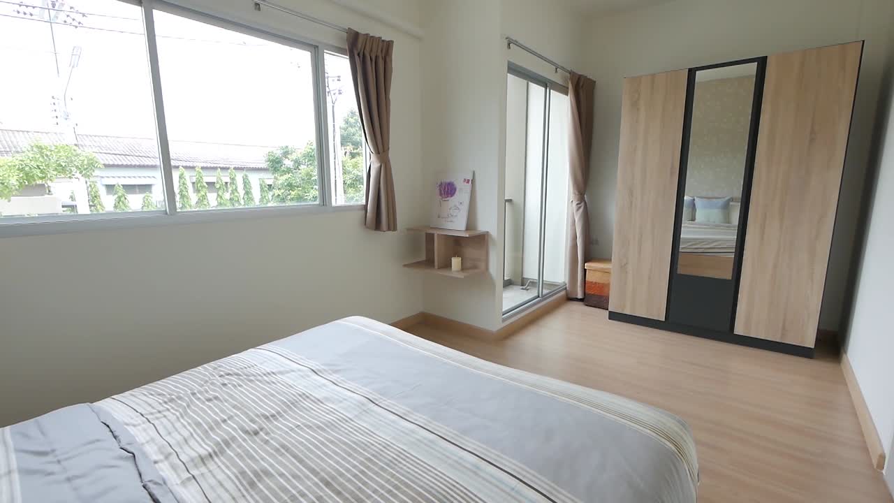 깨끗한 흰색 자연 채광 침실 장식