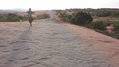 dos hombres atléticos en bicicleta de montaña en el desierto