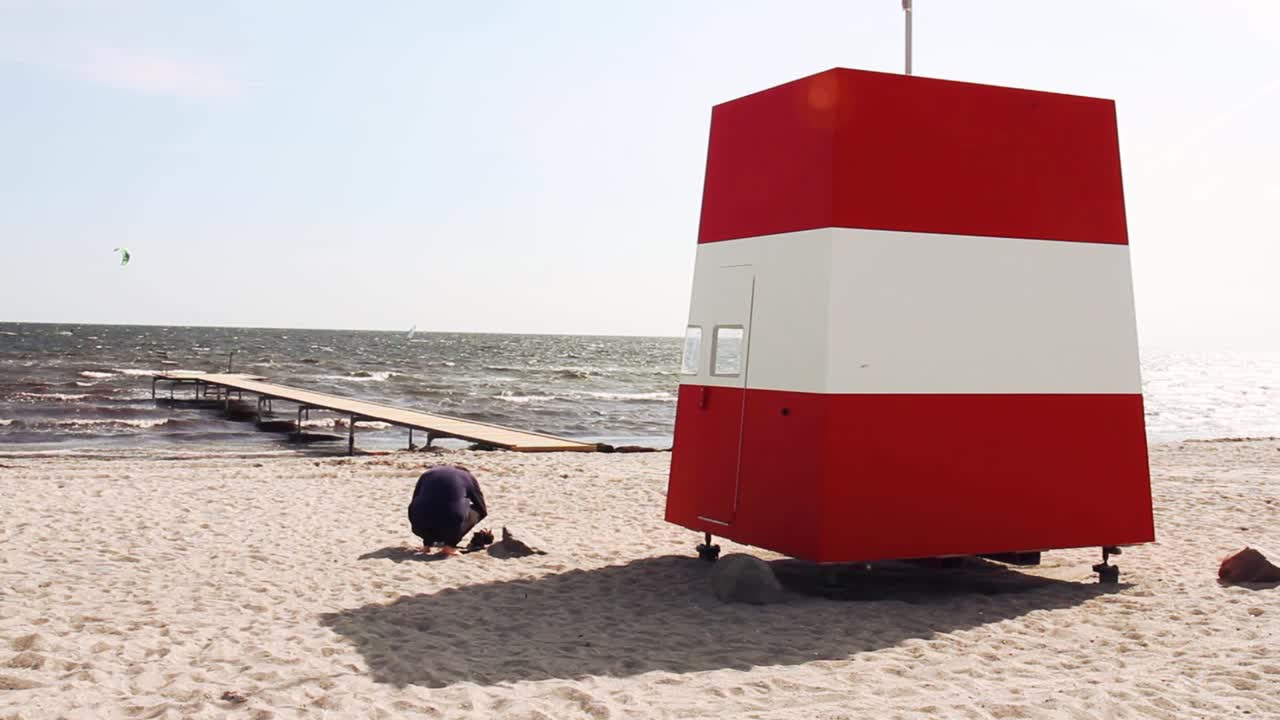 해변 촬영 바다에 앉아 남자