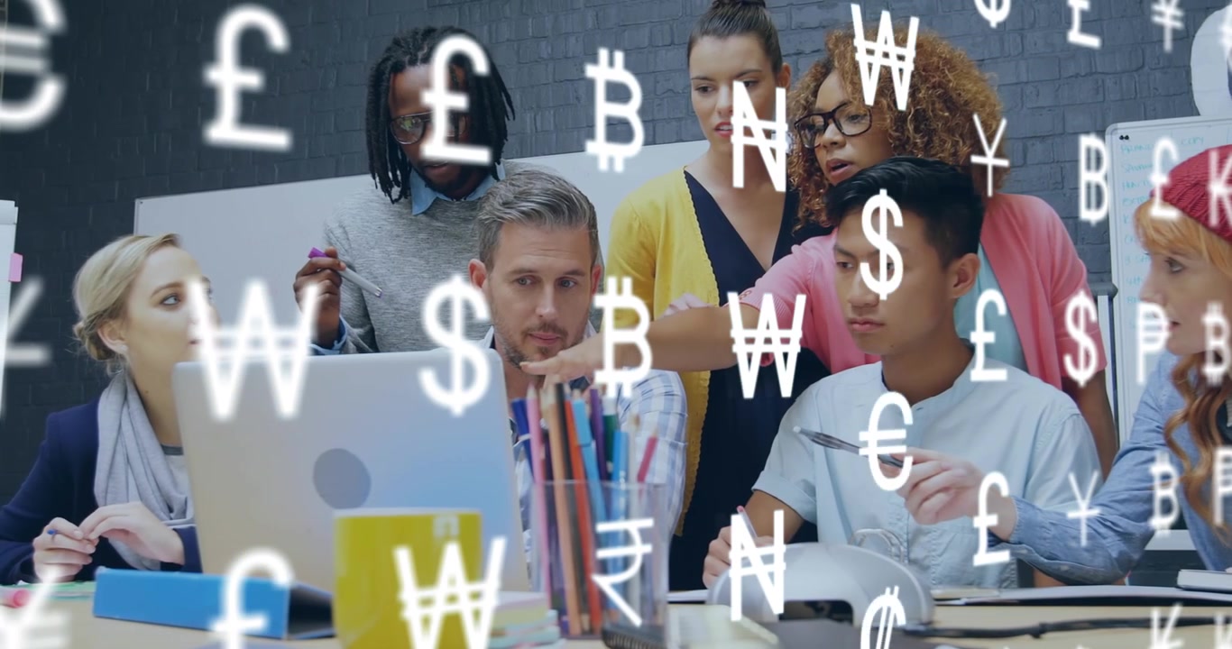 Animazione di simboli di valuta con diversi colleghi che discutono insieme davanti a un laptop in ufficio sullo sfondo