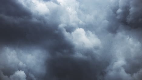 Tormenta-Dentro-De-Las-Nubes-Cumulonimbus-En-El-Cielo-Oscuro