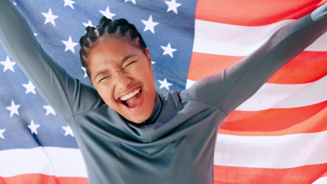 Une femme fête avec un drapeau américain