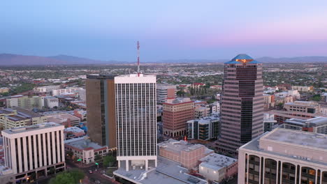 centro de la ciudad de tucson, arizona, al anochecer