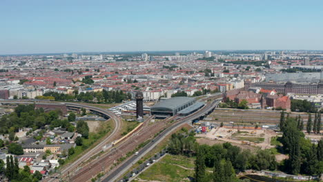 Vista-Aérea-De-La-Estación-De-Tren-De-Berlín-Ostkreuz.-Trenes-Que-Salen-De-La-Estación-En-Diferentes-Direcciones.-Infraestructura-De-Transporte-Público.-Berlín,-Alemania