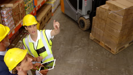 Worker-and-manager-using-a-digital-tablet