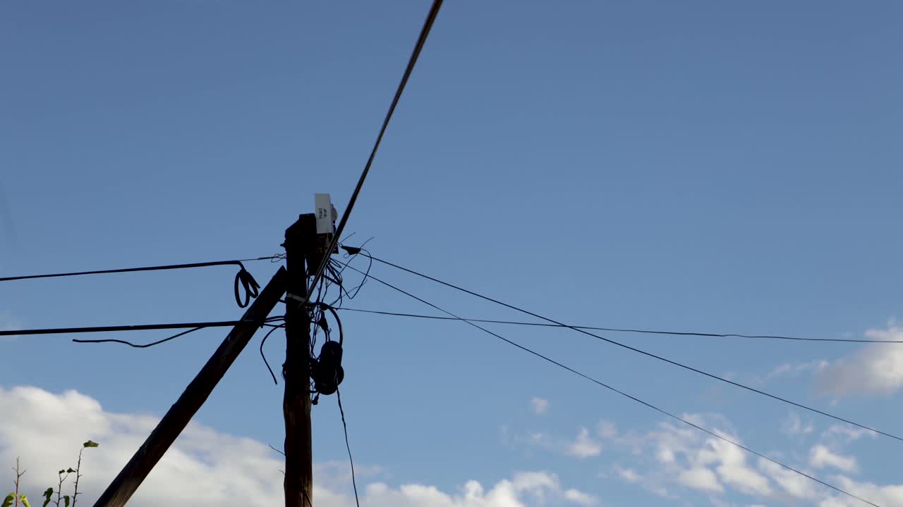 초점이 맞춰진 전기 기둥이 있는 백그라운드에서 구름의 시간 경과