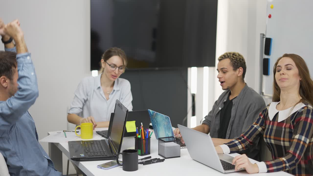 Trabajo en equipo, concepto de reunión exitosa en el ámbito laboral.