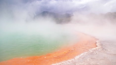 Vapor-Que-Sale-De-La-Piscina-De-Champán-En-Waiotapu,-Rotorua,-Nueva-Zelanda