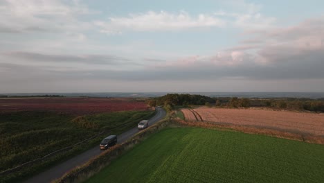 Autos-Fahren-Auf-Britischer-Landstraße,-Sommer,-Drohnenaufnahmen