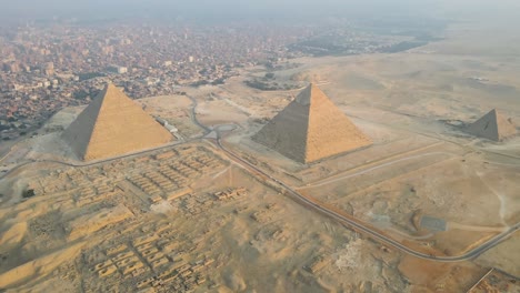 las grandes pirámides de giza, la meseta de las pirámides y la esfinge en egipto ofrecen un profundo sentido de asombro y maravilla, representando el legado duradero de las antiguas civilizaciones y el ingenio humano.