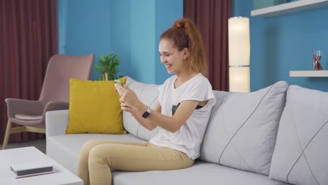 una mujer enamorada en una videollamada por teléfono.