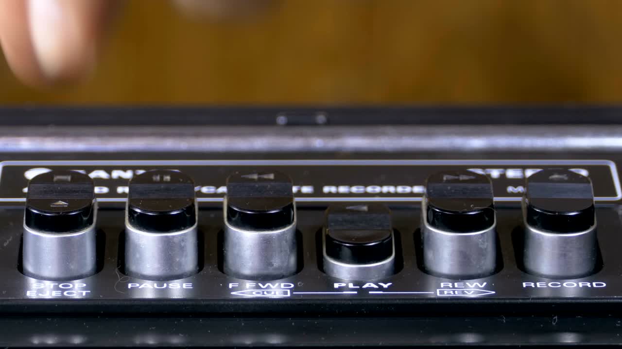 테이프 레코더의 버튼을 누르면 재생, 멈추기, 녹음, ff, rew