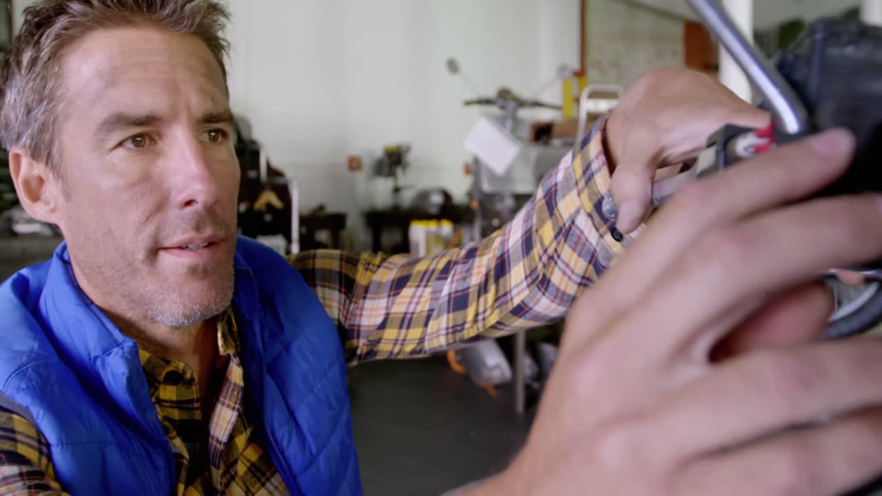 수리 차고에서 스쿠터를 수리하는 남성 기계 4k