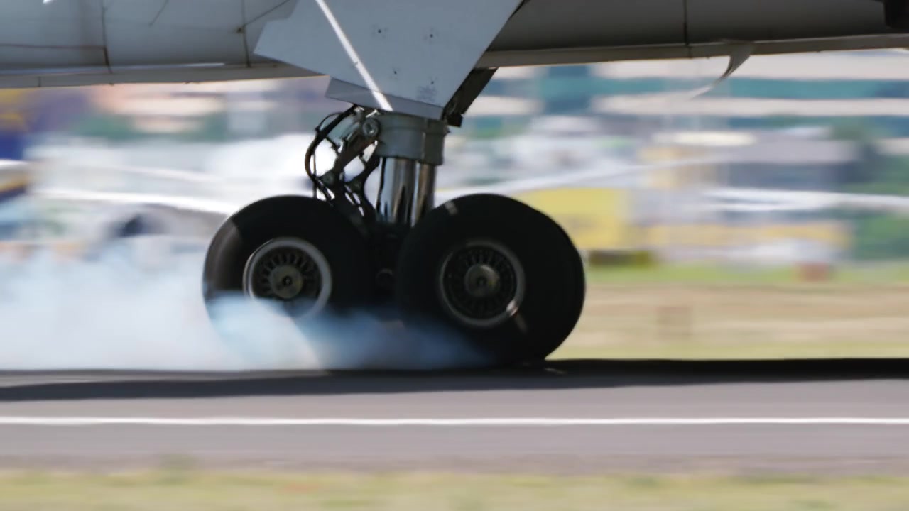 Aereo di linea in atterraggio su pista aeroportuale