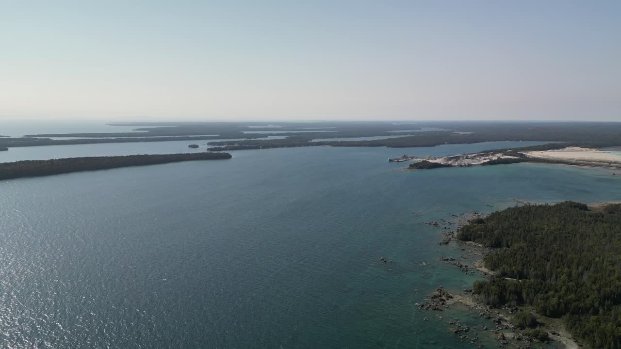 Ascesa aerea delle Isole Les Cheneaux e di una cava, Michigan.