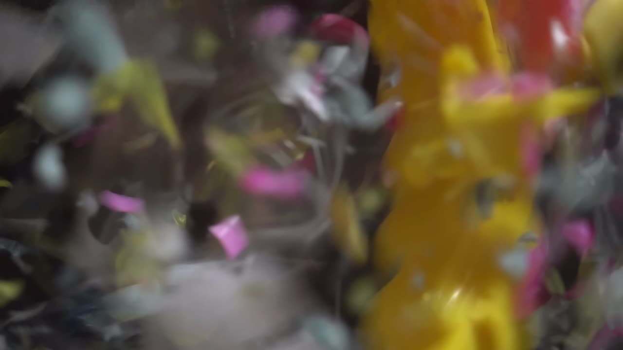 블렌더는 플라스틱을 더 작은 조각으로 분해하고, 조각이 정착함에 따라 멈니다.