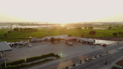 atardecer amarillo dorado en el horizonte sobre campos verdes inundados en sindh