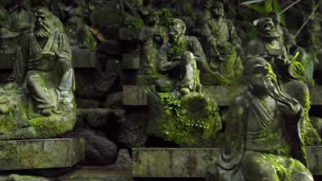 jizo y los discípulos estatutos escaleras en el camino del templo de nanzoin fukuoka japón magia místico pacífico daibutsu piedra de buda