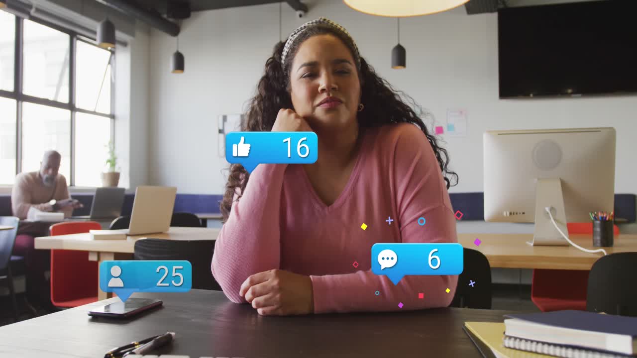 animación de iconos de las redes sociales y procesamiento de datos sobre una mujer de negocios biracial en la oficina