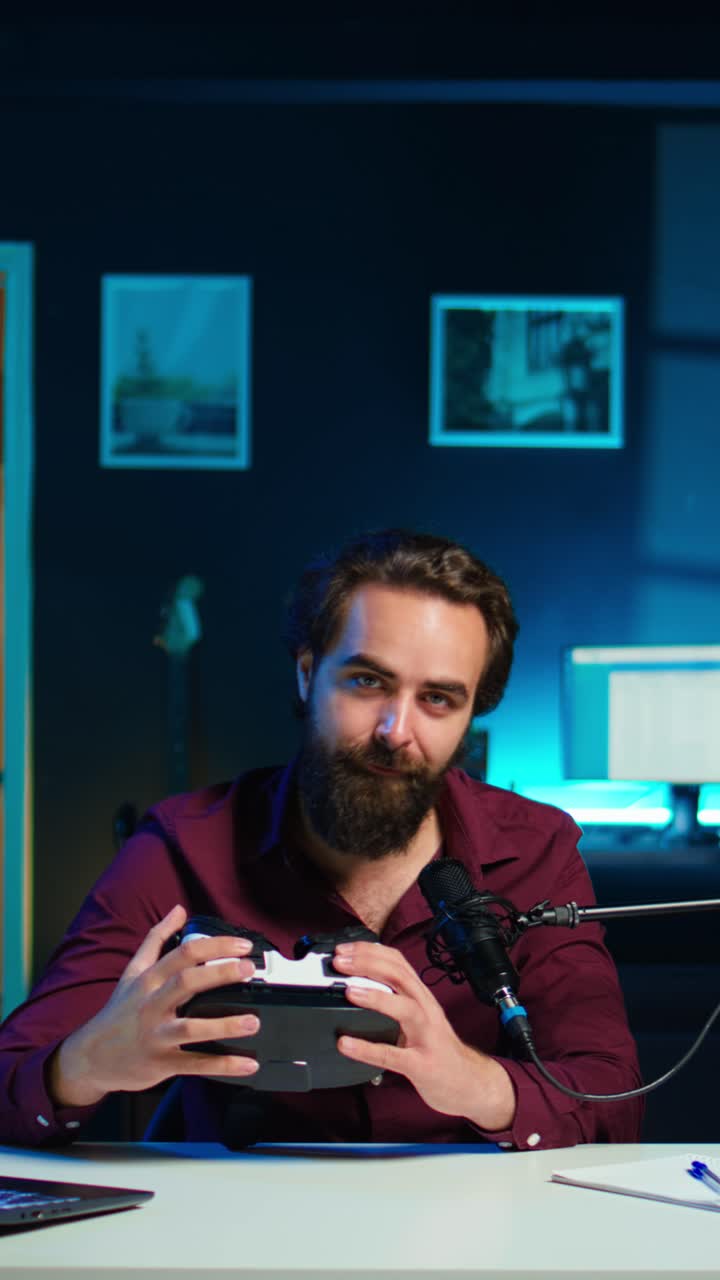 Video verticale. Un vlogger tecnologico recensisce occhiali VR in uno studio illuminato al neon