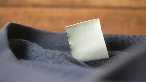 etiqueta de ropa blanca en blanco
