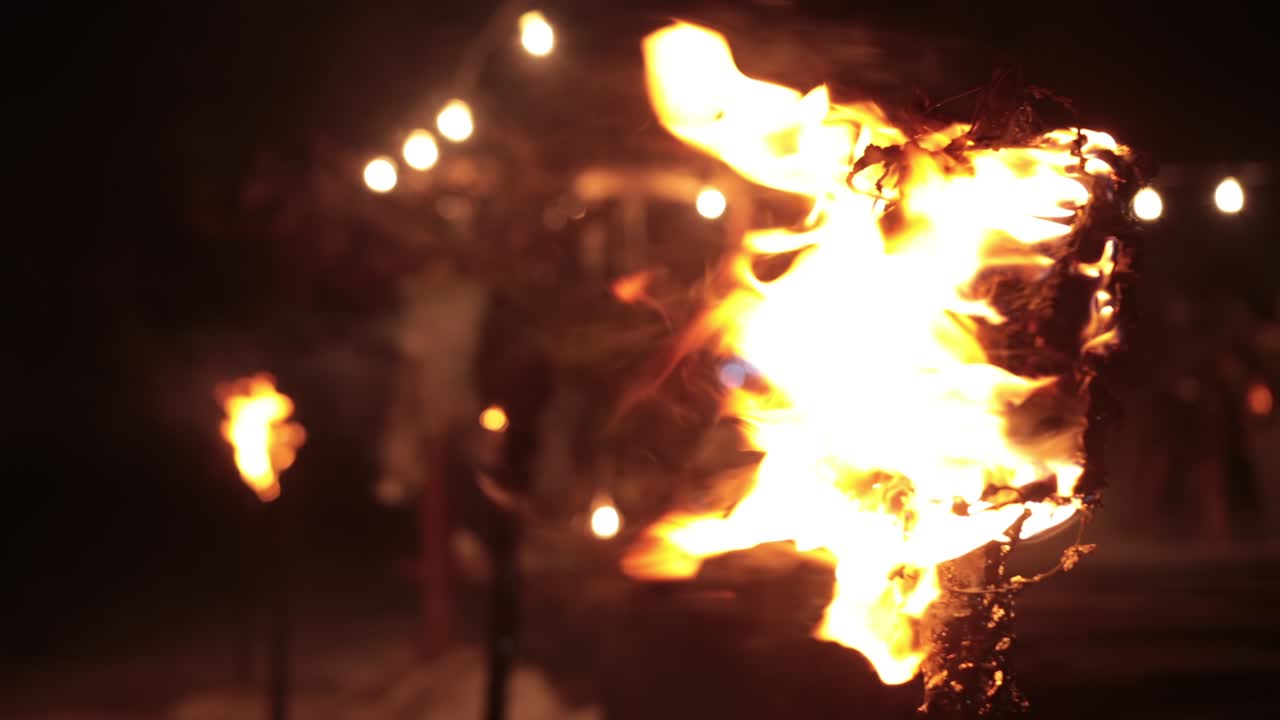 불은 밝은 불로 불타요. 상대 간의 싸움을 위한 기단, 의식