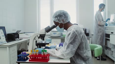 científico analizando muestras en un laboratorio moderno