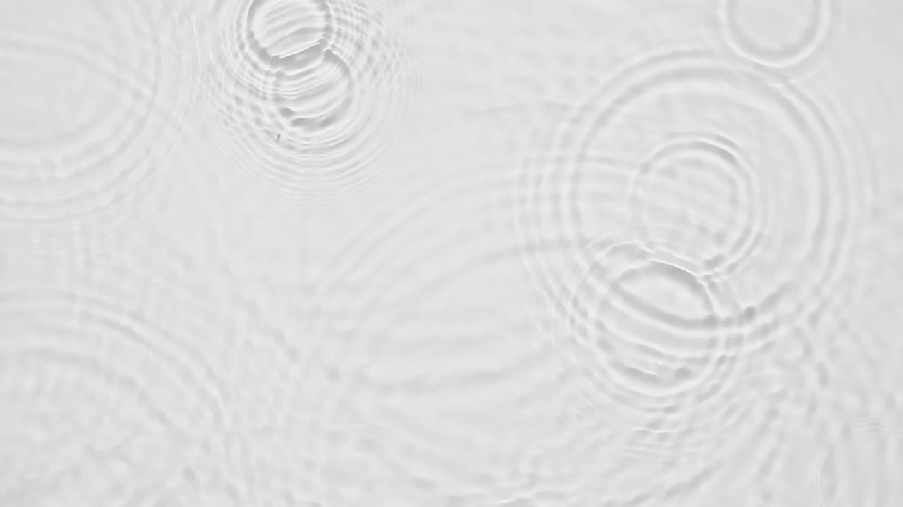 灰色の背景に浮かぶ水の波