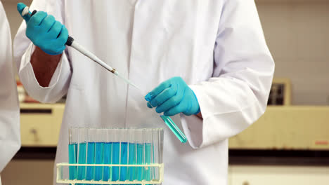 científico que lleva a cabo un experimento químico
