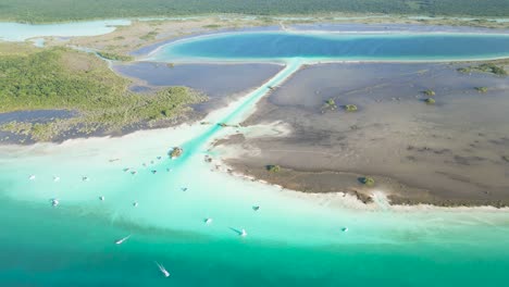 Vista-Aérea-De-La-Costa-De-La-Laguna-De-Bacalar,-Quintana-Roo,-México.