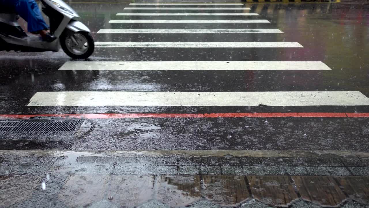 비가 많이 내리는 날의 도로.