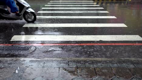 el camino en el día de fuerte lluvia.