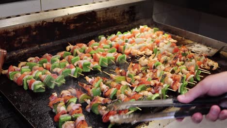 brochetas de camarones a la parrilla en el plato caliente