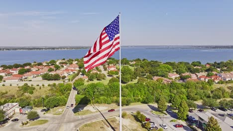 la bandera de rockwall ondeando con orgullo en texas