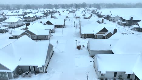 vista aérea de un barrio suburbano con casas y calles cubiertas de nieve