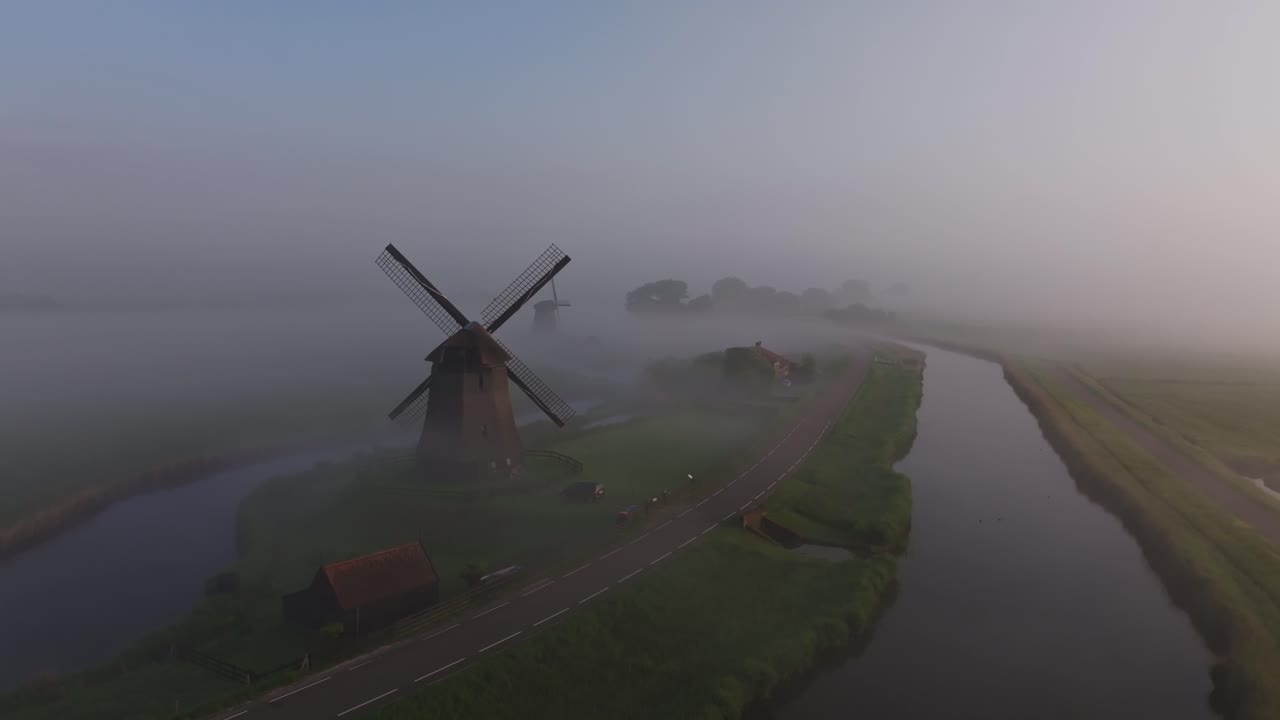 Mulini a vento di Schermerhorn nella nebbia all'alba, Paesi Bassi