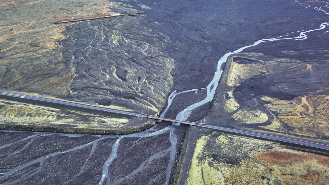 vasta tierra y el puente de un solo carril sobre skeidará en el sur de islandia