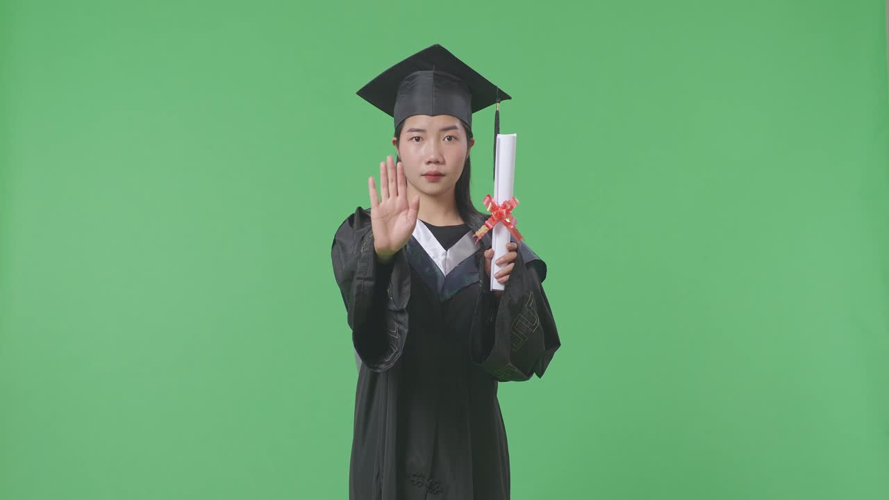 디플로마를 취득한 여성이 의견 불일치를 표명합니다.