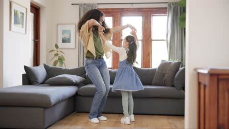 baile, amor y madre con hija en casa