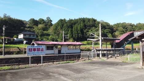 Estación-De-Tren-Rural-Del-Campo-De-Fukuchiyama-Tamba,-Establecer-Pan,-No-Hay-Gente-En-Un-Día-Soleado