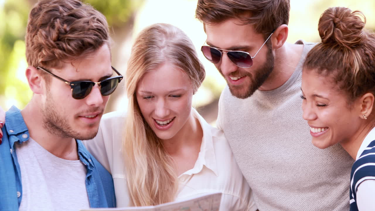 친구들이 지도를 확인하고 있습니다.