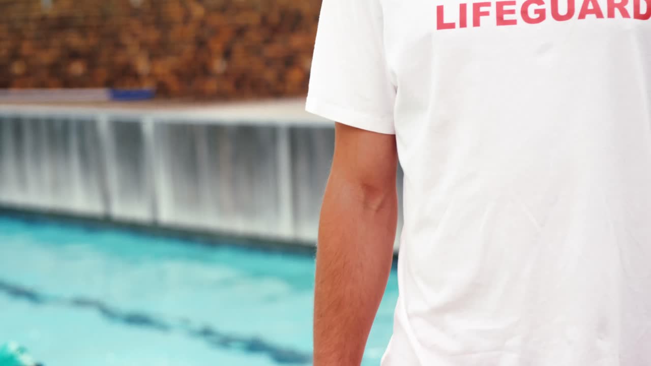 수영 코치 서 있는 부풀어 올릴 수 있는 플로터