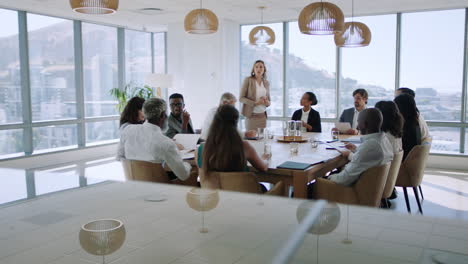 Líder-De-Equipo-De-Mujeres-De-Negocios-Discutiendo-El-Proyecto-Con-Colegas-Compartiendo-Ideas-Creativas-En-La-Estrategia-De-Planificación-De-Reuniones-De-Oficina-4k