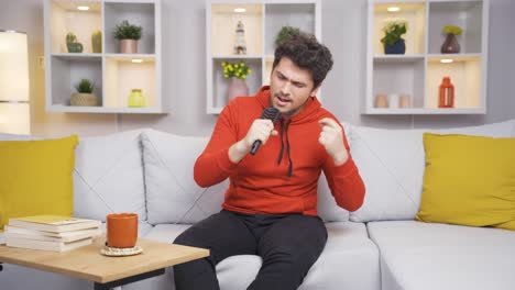 El-Hombre-Canta-Para-Sí-En-Casa,-Está-Relajado-Y-Feliz.