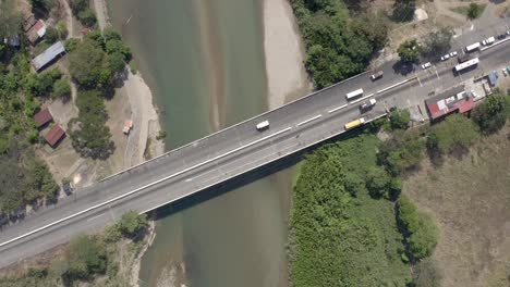 camiones en el trabajo del puente del río