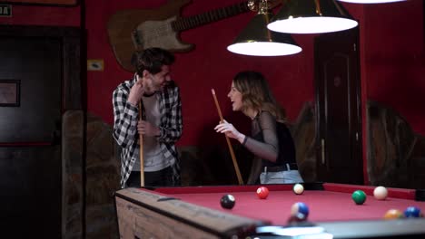 pareja alegre bebiendo cerveza en un pub