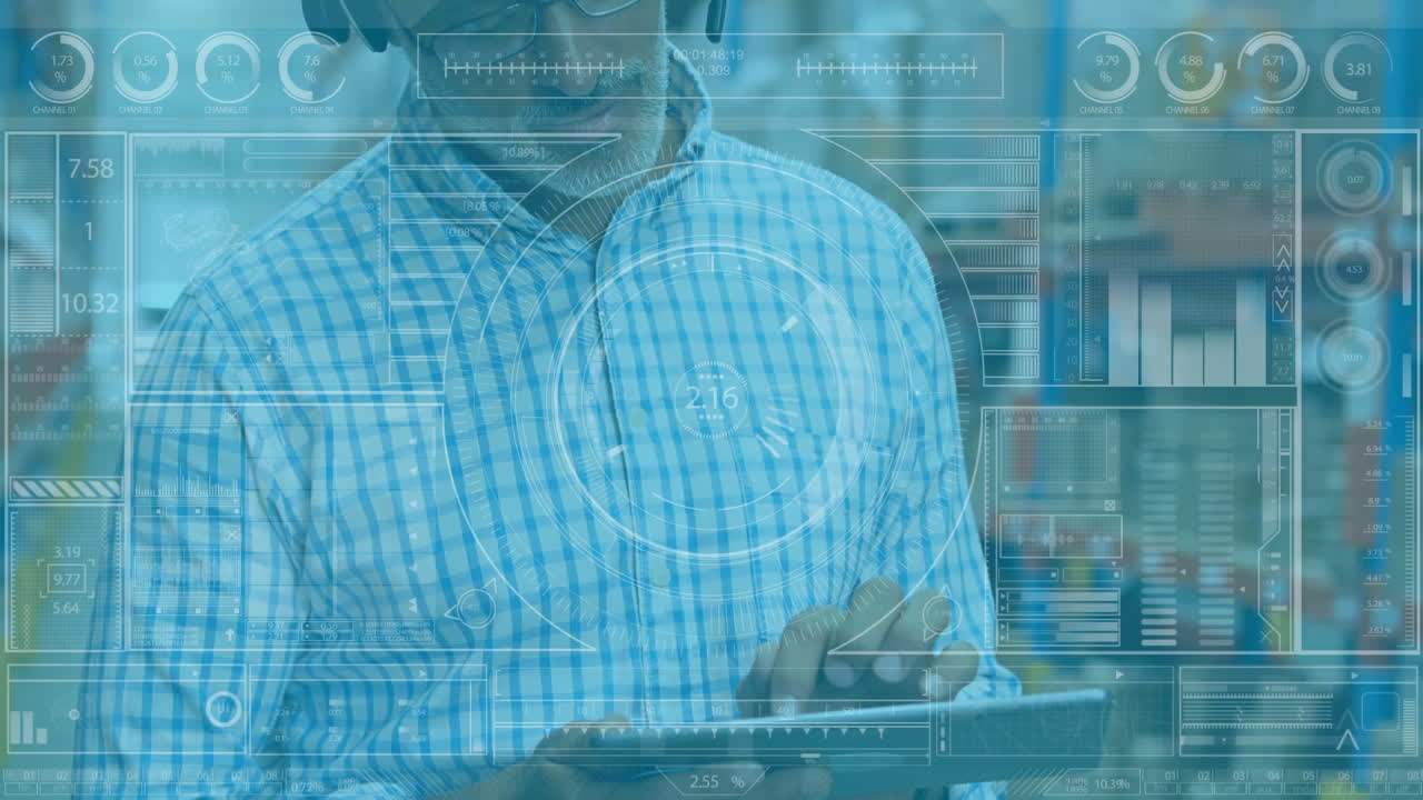 animación de un hombre caucásico trabajando en un almacén y usando una tableta digital sobre datos digitales