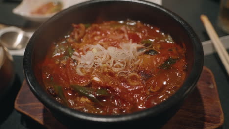 Tazón-Chisporroteante-De-Yukgaejang-Coreano-Caliente-En-Un-Restaurante-En-Tokio---Primer-Plano